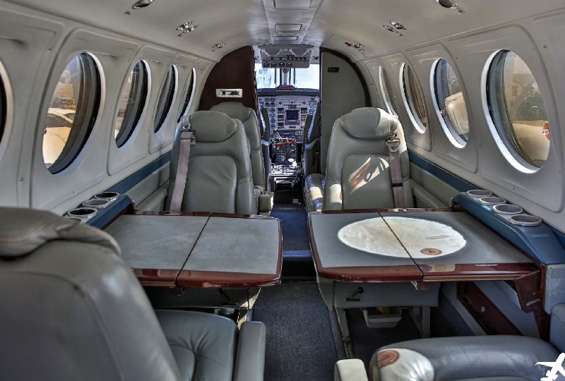 салон бизнес джета Beechcraft King Air 200
