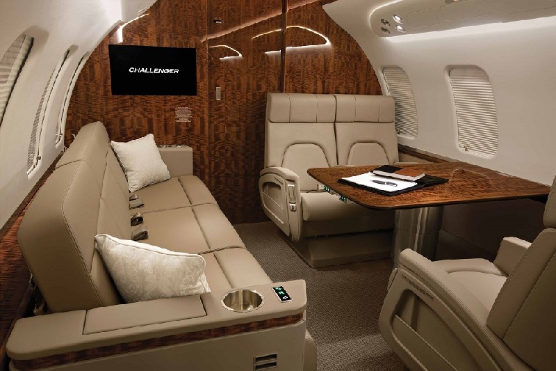 салон бизнес джета Bombardier Challenger 650