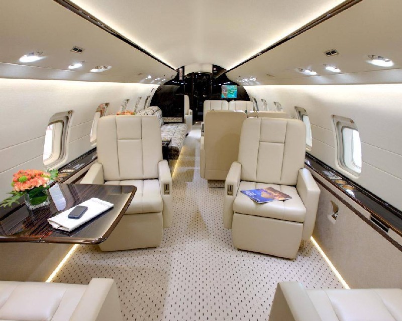 салон бизнес джета Dassault Falcon 2000 EX