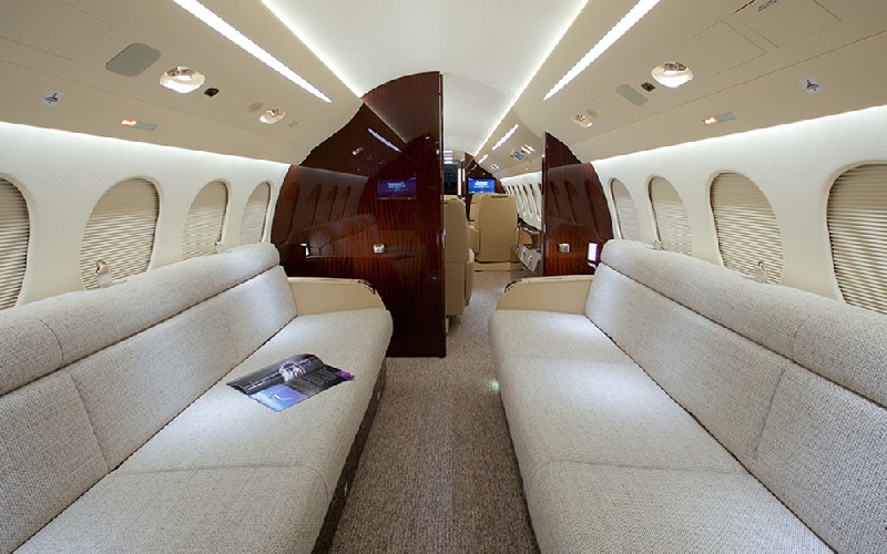 салон бизнес джета Dassault Falcon 8X