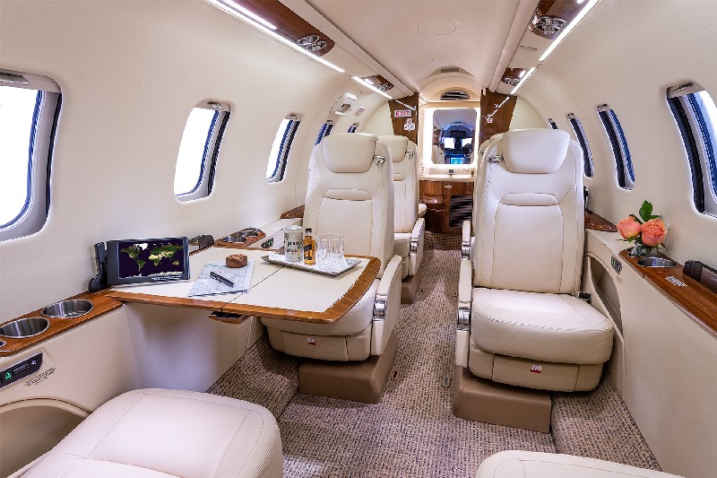 салон бизнес джета Learjet 70
